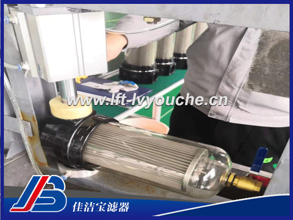 水濾器總成SLQ-58 SL-100 200簡介： 水濾器總成SLQ-58 SL-100 200是佳潔寶濾器生產(chǎn)的一款水過濾器，該過濾器里邊裝的濾芯， 主要是用來過濾水，過濾效果好。  水濾器總成SLQ-58 SL-100 200參數(shù)： 序號 產(chǎn)品名稱 本公司型號 市場型號編號 過濾器零售單價(jià) 備注 銷售政策說明 1 水濾器總成 SLQ-58 SL-100 200 已定型量產(chǎn)有現(xiàn)貨 配件零售：訂貨量100只以下均為零售。 主機(jī)配套：需直接發(fā)貨至整車廠，客戶信 息、價(jià)格需報(bào)公司備案審核，可單獨(dú)溝 通，避免沖突。 2 水濾器總成 SLQ-59 SL-400 360 已定型量產(chǎn)有現(xiàn)貨 3 水濾器總成 SLQ-59B SL-300 300 開發(fā)中 4 水濾器總成 SLQ-58B SL-200 根據(jù)市場需求情況，待開發(fā) 5 水濾器總成 SLQ-60 SL-600 根據(jù)市場需求情況，待開發(fā) 濾芯銷售標(biāo)準(zhǔn)出廠價(jià) （ 含稅運(yùn) ） 序號 產(chǎn)品名稱 產(chǎn)品規(guī)格型號 濾芯零售單價(jià) 銷售政策說明 1 58濾芯 SLQ-58-04 60  2 59濾芯 SLQ-59-04 170  3 59B濾芯 SLQ-59B-04  新鄉(xiāng)市佳潔寶濾器廠家主打產(chǎn)品類型： 1、高精度濾油車：LYC-B高精度濾油車(三級高精度濾油機(jī)） 2、便移式濾油車：LYC-A便移式濾油車、LUC精細(xì)濾油車、LUCD精細(xì)濾油車 3、便攜式濾油車：BLYJ便攜式濾油車、手提式濾油車 4、箱式移動濾油車：LYC-C濾油車 5、其他濾油車：賀德克濾油車、PALL頗爾濾油車 6、除塵器：自潔式空氣過濾器、濾筒除塵器、濾袋除塵器、焊煙凈化器、脈沖除塵器、UV光氧、活性炭吸附箱、濾筒、空氣濾芯、濾袋。 7、全自動自清洗過濾器：立式自清洗過濾器、臥式自清洗過濾器、直角式自清洗過濾器 8、精密過濾器：保安過濾器、袋式過濾器 9、油過濾器：YPM中高壓管路過濾器、YPH高壓過濾器、PHB高壓管路過濾器、PMA中壓管路過濾器、PLA低壓過濾器 10、水濾芯：大流量水濾芯（3M派克頗爾大通量濾芯）、PP熔噴濾芯、線繞濾芯、折疊濾芯、 11、液壓附件系列有：液壓空氣濾清器、液位液溫計(jì)、棒式磁性過濾器、冷卻器、濾片 新鄉(xiāng)佳潔寶濾油車主要應(yīng)用在電力、冶金、紡織、機(jī)械加工、航空、制藥、鋼廠等行業(yè)中。 歡迎您登陸我們網(wǎng)站：http://www.876114.com    進(jìn)行相關(guān)查詢！有問題歡迎聯(lián)系13598656617小崔（微信同步）