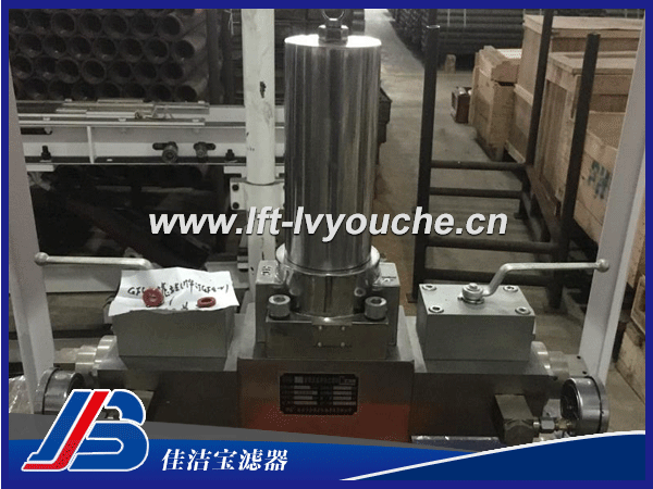 GFG-IV型高壓反沖洗過濾站: GFG-IV型高壓反沖洗過濾站是我公司結合乳化液泵站的布置特點及煤礦實際工況,研制開發的一種高壓、大流量的過濾裝置。它可以安全、快速、可靠的對乳化液泵輸出的高壓大流量液體進行精密過濾,從而大大降低了綜采工作面支架液壓系統及其它系統的故障率。該反沖洗過濾裝置具有定時自動清洗濾芯、濾芯污染度檢測超標時自動清洗濾芯及手控清洗濾芯功能。并能在不影響正常供液、無需解體的情況下對過濾裝置的濾芯進行反向清洗,清洗下來的污物通過專用通道排出。反沖洗過濾裝置的使用,大大降低了綜采工作面液壓支架因活塞桿拉傷、閥芯卡死而引起的故障,提高了用液設備的可靠性。同時解決了因濾芯堵塞需更換濾芯的難題。 應用范圍: GFG-IV型高壓反沖洗過濾站是為適應我國煤炭生產向高產高效方向發展的需要而設計,主要用于對煤礦井下乳化液泵站輸出的高壓大流量液體的過濾,向液壓支架提供清潔的動力源。也可用于地面及其它液壓設備。 技術參數: 公稱流量:1260 L/min 公稱壓力:40 MPa 工作介質:乳化液或水 過濾精度:30 μm 新鄉市佳潔寶濾器廠家主打產品類型: 1、高精度濾油車:LYC-B高精度濾油車(三級高精度濾油機) 2、便移式濾油車:LYC-A便移式濾油車、LUC精細濾油車、LUCD精細濾油車 3、便攜式濾油車:BLYJ便攜式濾油車、手提式濾油車 4、箱式移動濾油車:LYC-C濾油車 5、其他濾油車:賀德克濾油車、PALL頗爾濾油車 6、除塵器:自潔式空氣過濾器、濾筒除塵器、濾袋除塵器、焊煙凈化器、脈沖除塵器、UV光氧、活性炭吸附箱、濾筒、空氣濾芯、濾袋。 7、全自動自清洗過濾器:立式自清洗過濾器、臥式自清洗過濾器、直角式自清洗過濾器 8、精密過濾器:保安過濾器、袋式過濾器 9、油過濾器:YPM中高壓管路過濾器、YPH高壓過濾器、PHB高壓管路過濾器、PMA中壓管路過濾器、PLA低壓過濾器 10、水濾芯:大流量水濾芯(3M派克頗爾大通量濾芯)、PP熔噴濾芯、線繞濾芯、折疊濾芯、 11、液壓附件系列有:液壓空氣濾清器、液位液溫計、棒式磁性過濾器、冷卻器、濾片 新鄉佳潔寶濾油車主要應用在電力、冶金、紡織、機械加工、航空、制藥、鋼廠等行業中。 歡迎您登陸我們網站:http://www.876114.com 進行相關查詢!咨詢熱線,小崔13273734986(微信同步)。